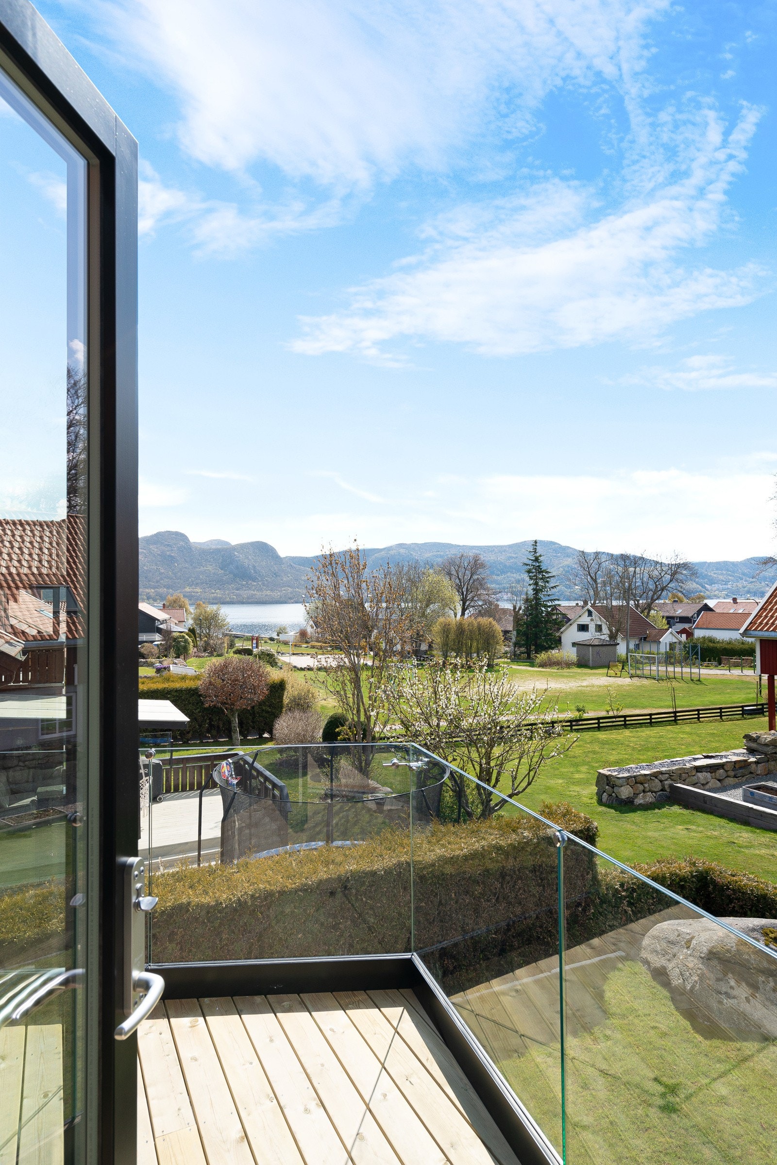 Direkte utgang til balkong fra loftstuen i 2. etasje. Flott utsikt mot sjøen. Galleribilde