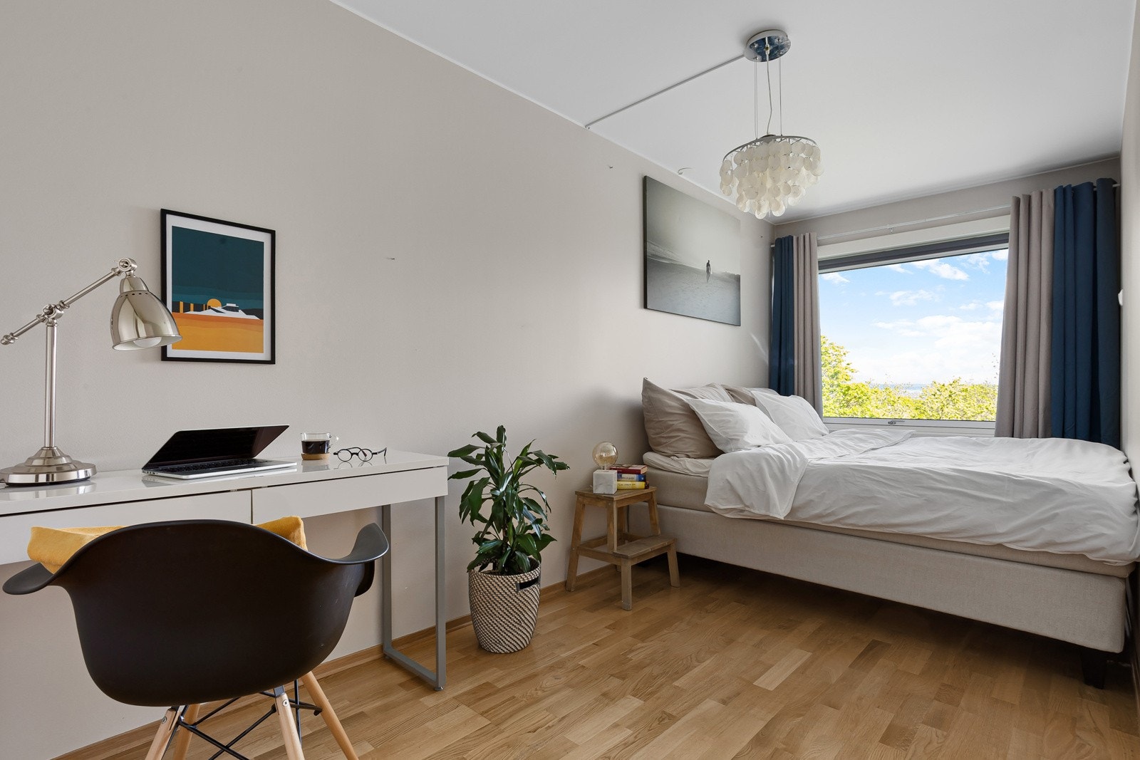 Soverommet er av god størrelse med god plass til dobbeltseng, kontorplass og skyvedørsgarderobe. Galleribilde