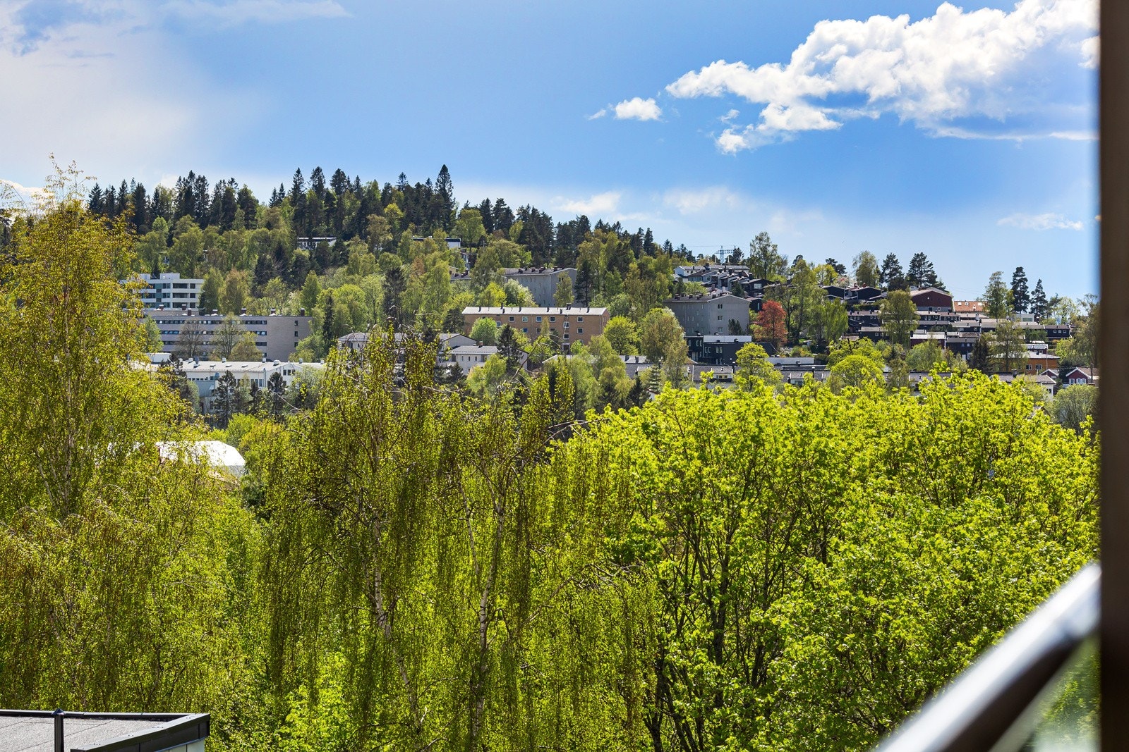 Fra balkongen har man vidstrakt utsikt utover nærområdet. Galleribilde