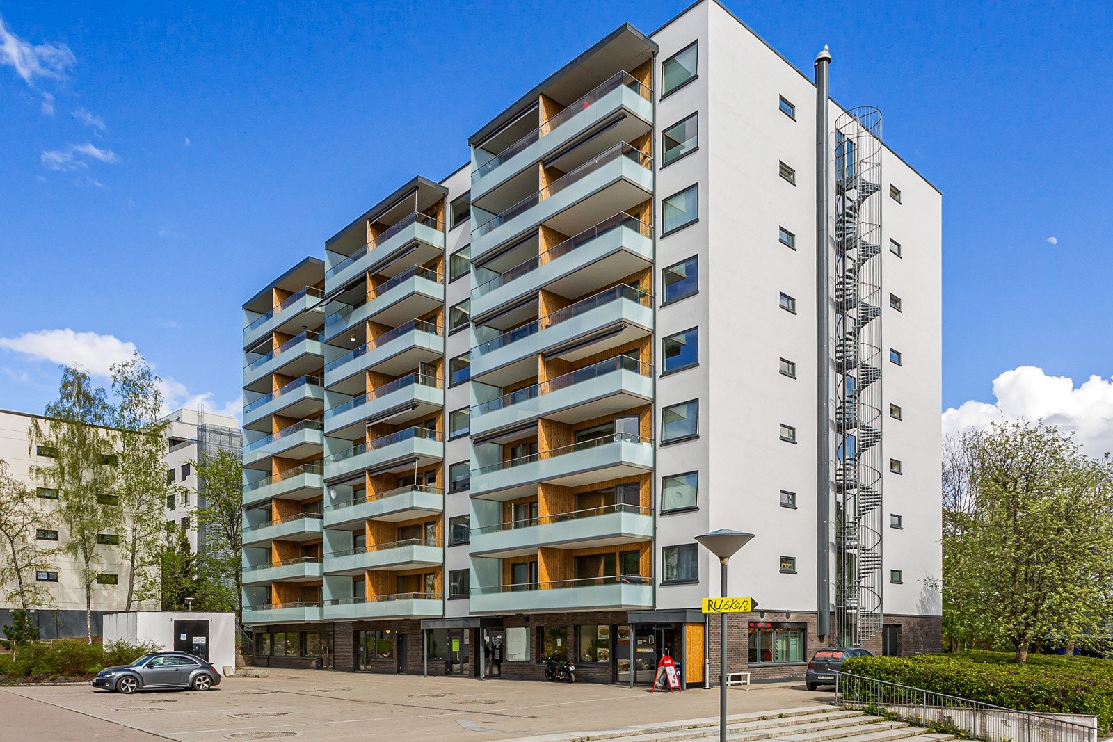 Alle blokkene har fått nytt inngangsparti og nye inngangsdører som har gitt eiendommene et mer moderne preg. Galleribilde