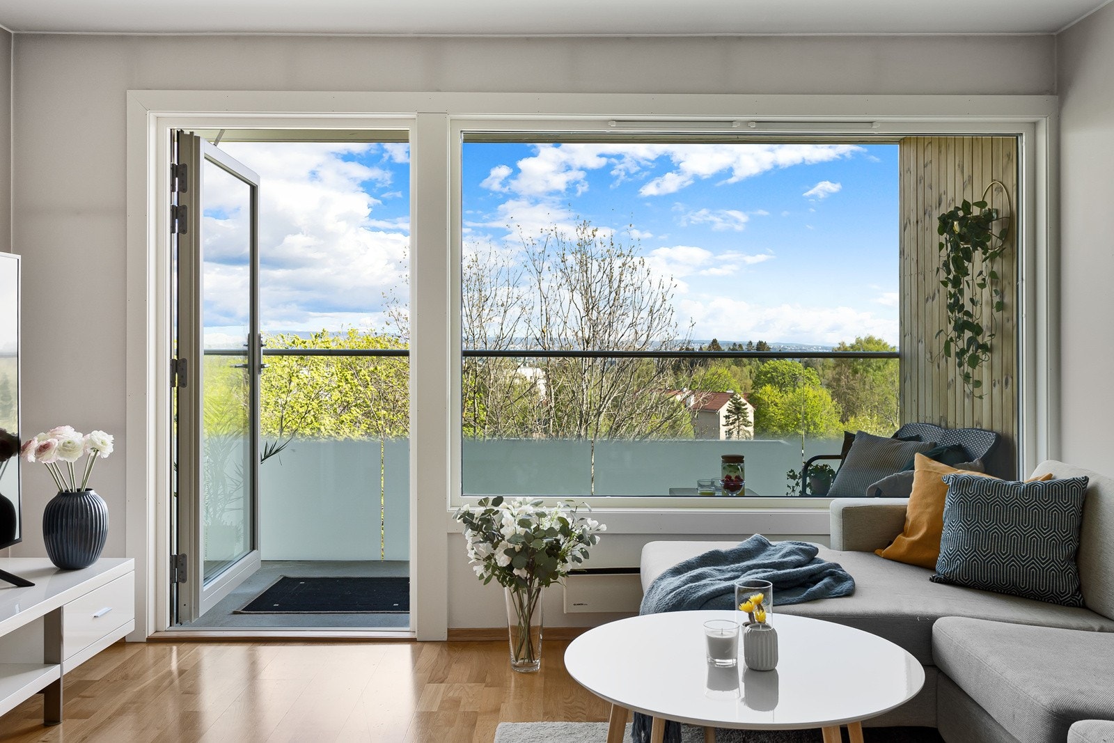 Leiligheten ligger fint til, høyt og fritt med et luftig og behagelig preg, samt vidstrakt utsikt. Galleribilde