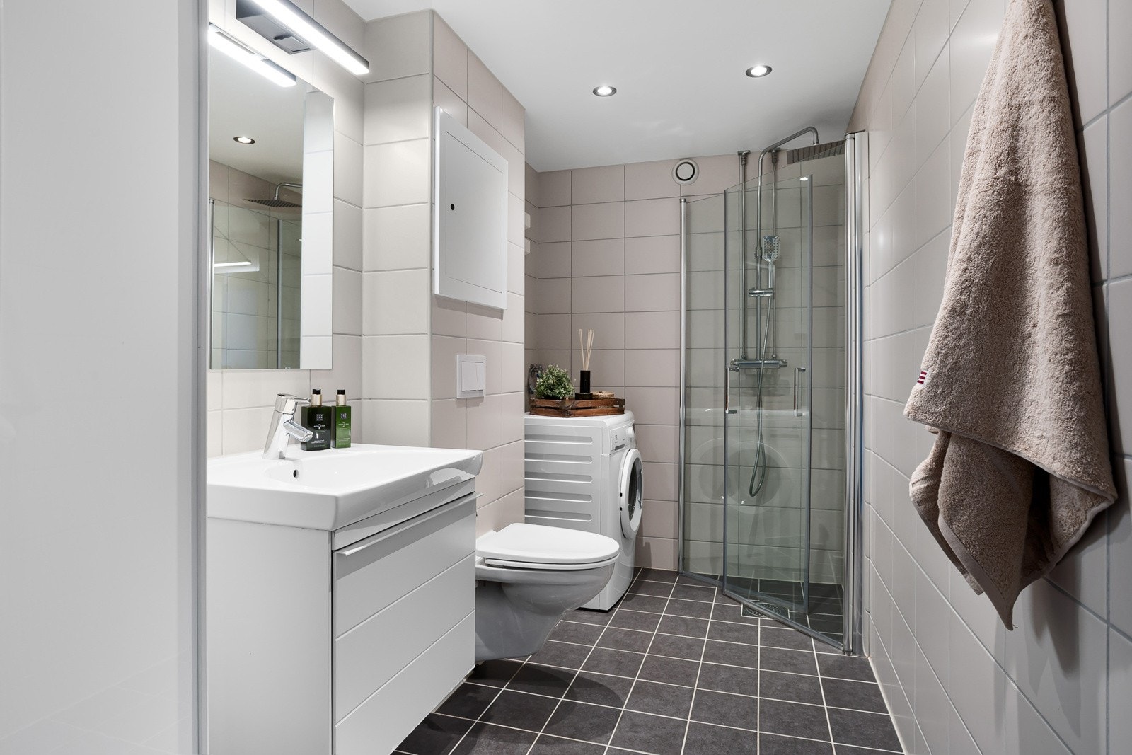 Flott bad med god innredningsløsning. Badet er rehabilitert i regi av borettslaget i 2018. Galleribilde