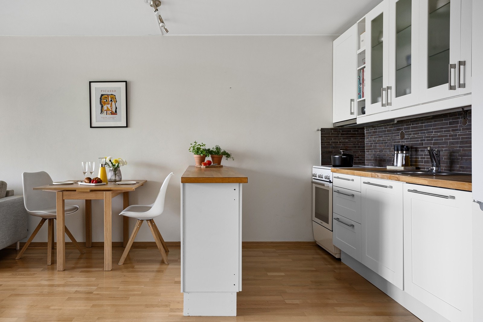 Kjøkkenet ble pusset opp i 2008 med nye innredning fra Ikea og overskapene er nye i 2014. De er opprinnelige overskapene fra 2008 er tatt ned og fungerer i dag som kjøkkenøy. Eik benkeplate med nedfelt vask og skyllekum. Fliser mellom overskap og benk. Galleribilde