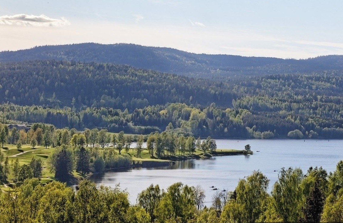 Borettslaget ligger i gangavstand til Bogstadsvannet som er et svært populært badested på sommeren og en fantastisk skøytebane på vinteren. Galleribilde