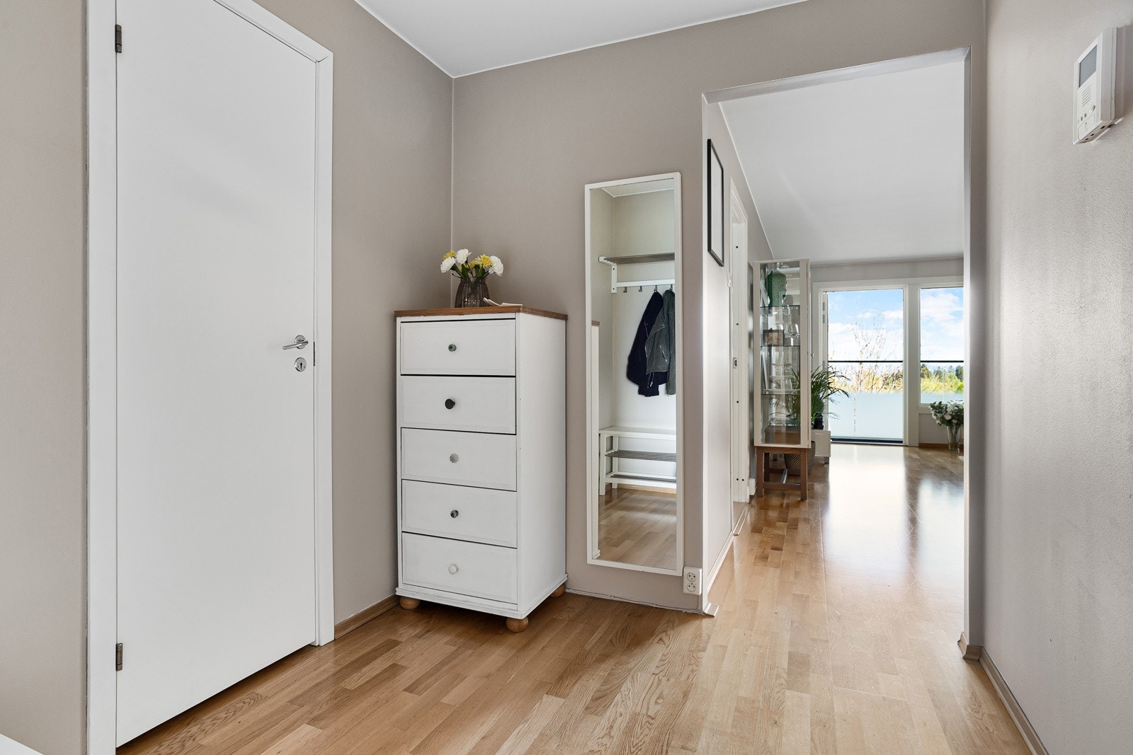 Lys og innbydende entré med plass til skoskap og knagger m.m. Galleribilde