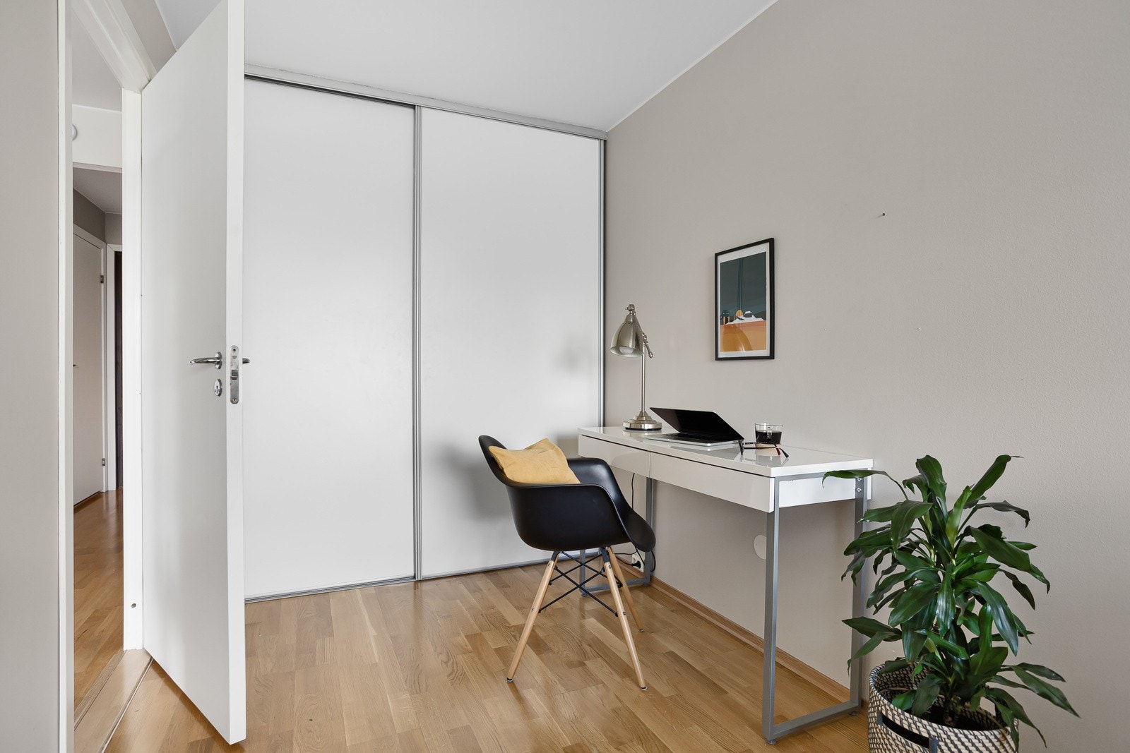 Soverommet har plass til kontorplass og stor skyvedørsgarderobe. Galleribilde