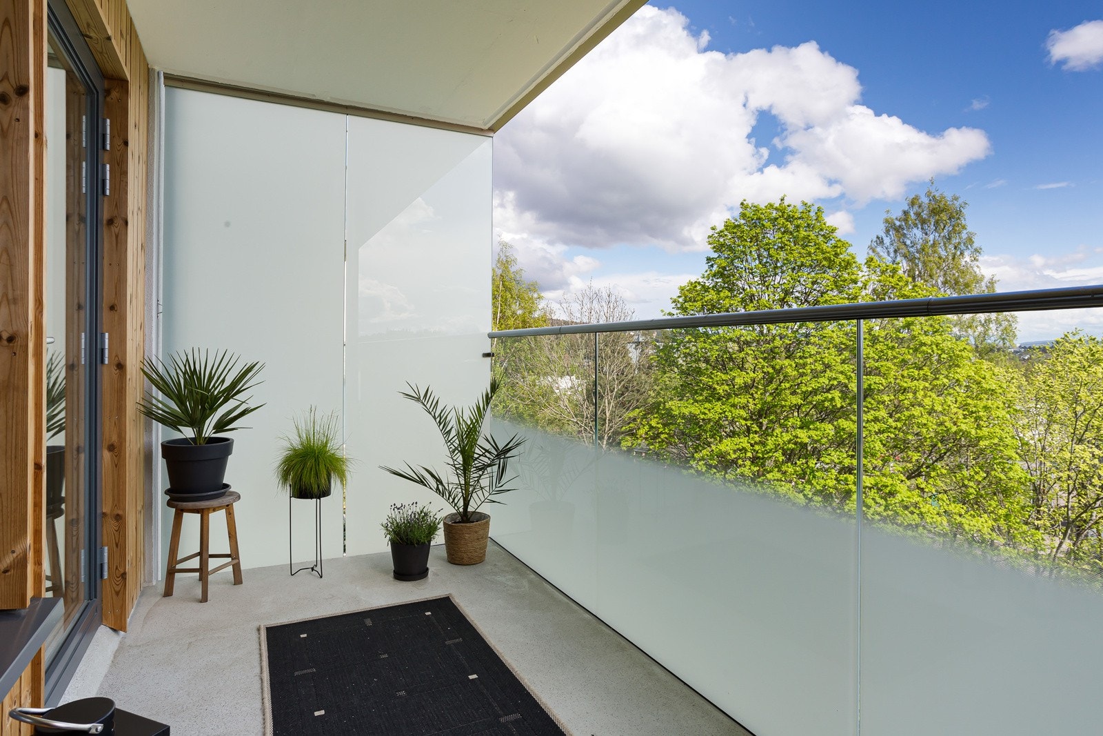 Balkongen ligger sydøstvendt med sol fra tidlig om morgenen til ettermiddagen rundt 15:00. Galleribilde