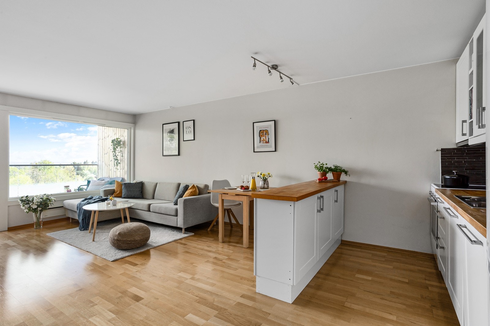 Stuen har lyse veggflater og det ble lagt ny tre-stavs eikeparkett i hele leiligheten i 2008, i tillegg til nye veggflater. Galleribilde