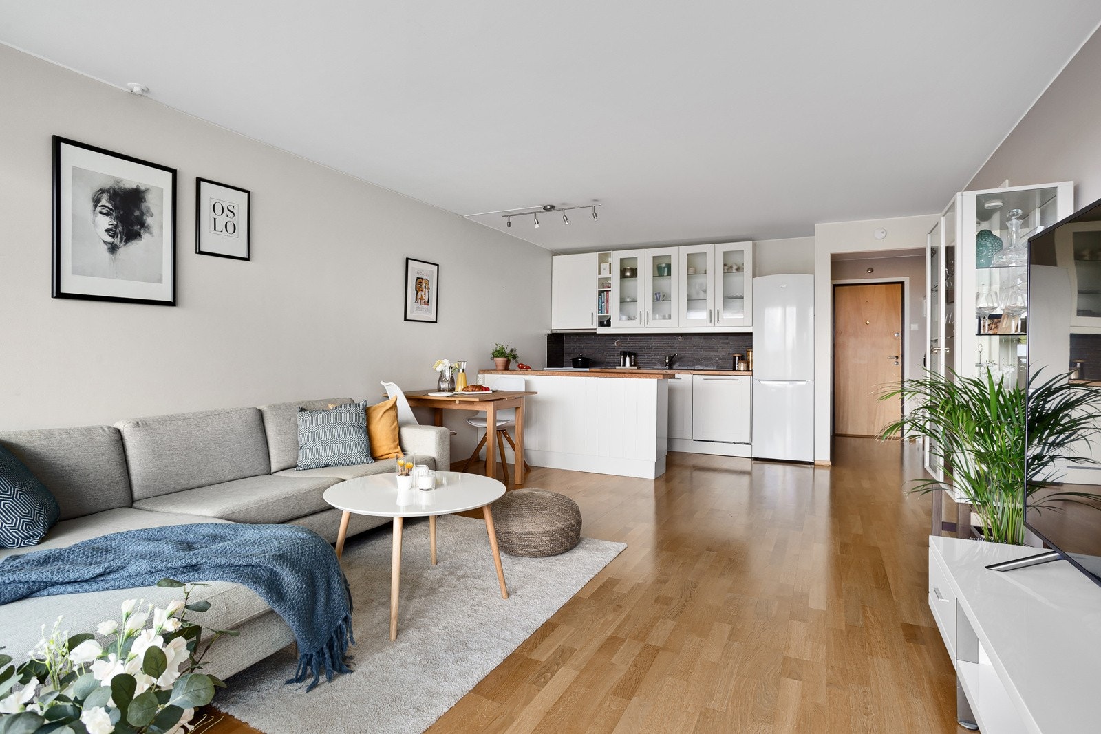 Stuen ligger i åpen løsning med kjøkkenet. Galleribilde