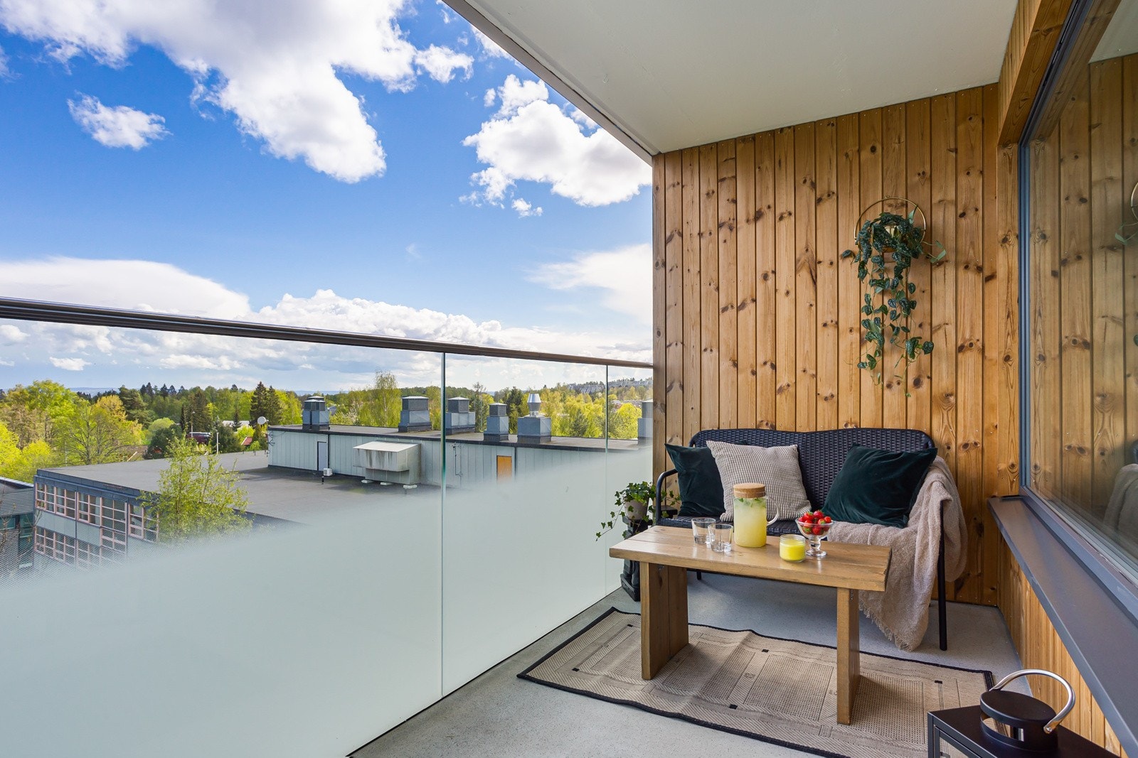 Balkongen er nylig rehabilitert/oppusset og fremstår som moderne og fin med balkongrekkverk i glass med frostet del nederst. Galleribilde