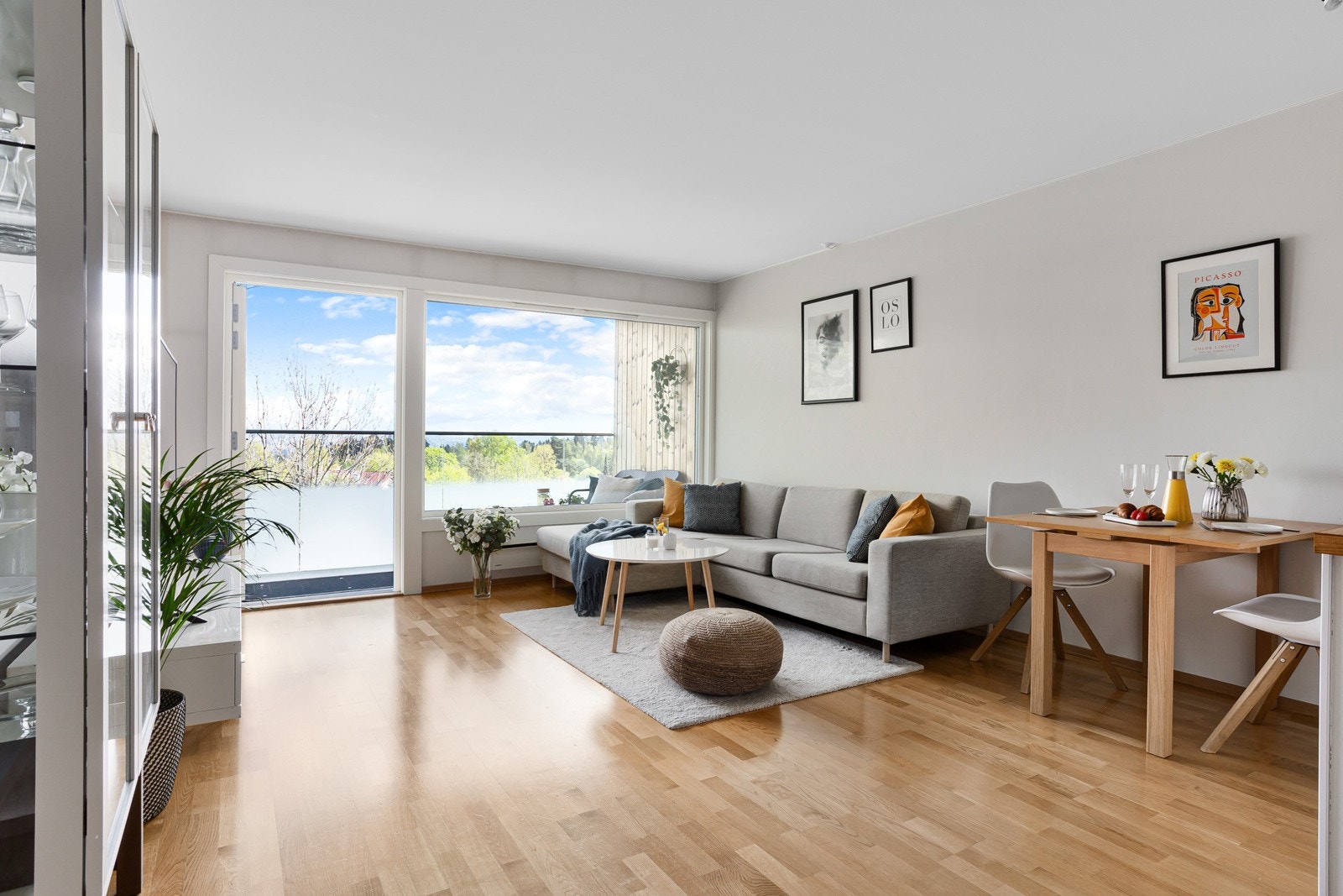 Lys og romslig stue med store vindusflater som slipper godt med dagslys inn. Galleribilde