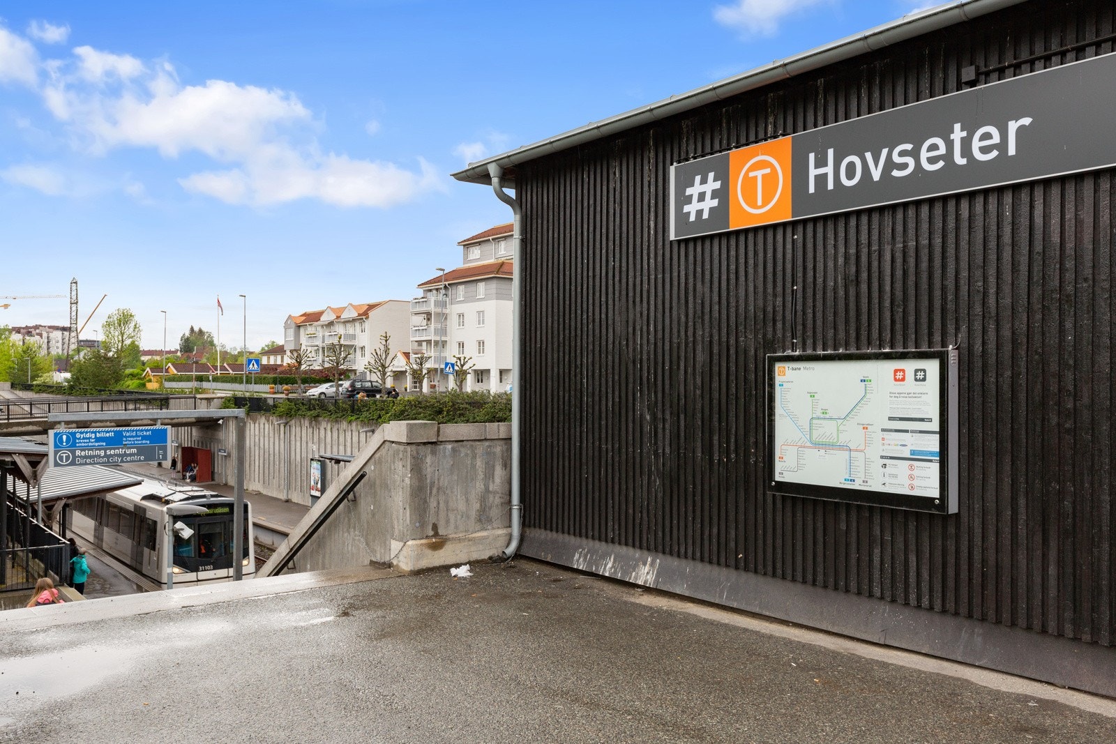 Setra borettslag ligger ca 450 meter unna Hovseter T-Bane stasjon. Det er linje 2 som betjener plassen. Det er 8 avganger i timen. Galleribilde