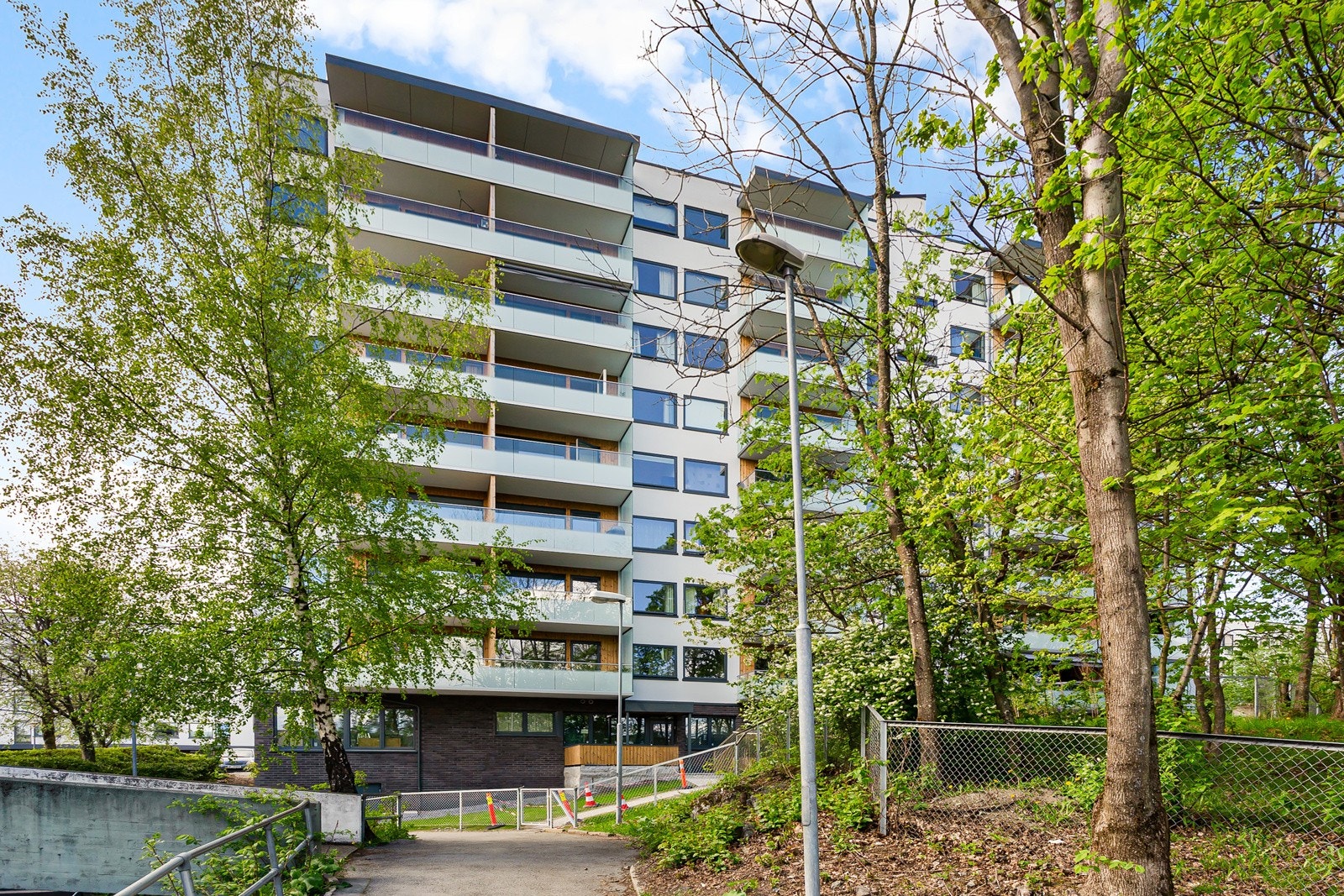 Stor fasaderehabilitering i regi av borettslaget i 2020, som omfattet bl.a. nye fasader (ny isolasjon og kledning) på blokken, nye balkonger, nye vinduer og balkongdører. Galleribilde