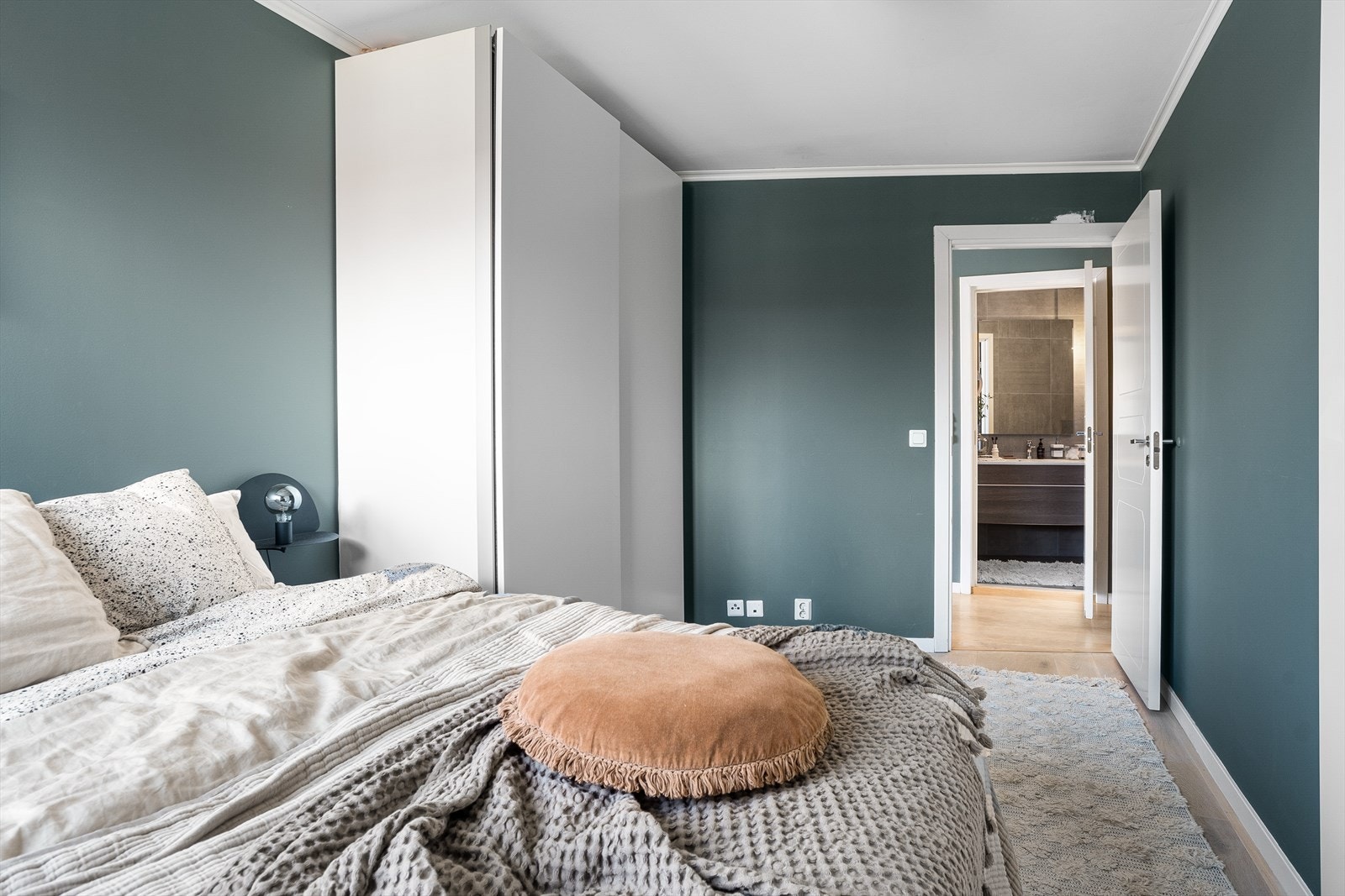 God plass til garderobe/kommode for oppbevaring. Galleribilde