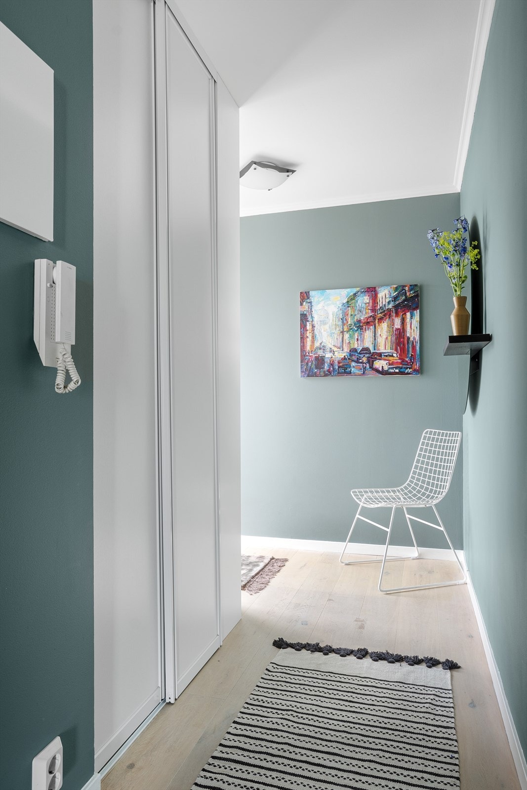 Innebygd skyvedørsgarderobe for oppbevaring. Galleribilde