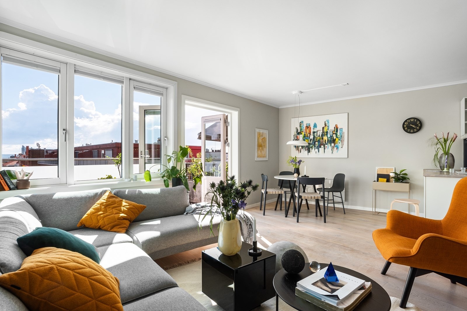 Leiligheten er lys og luftig! Galleribilde