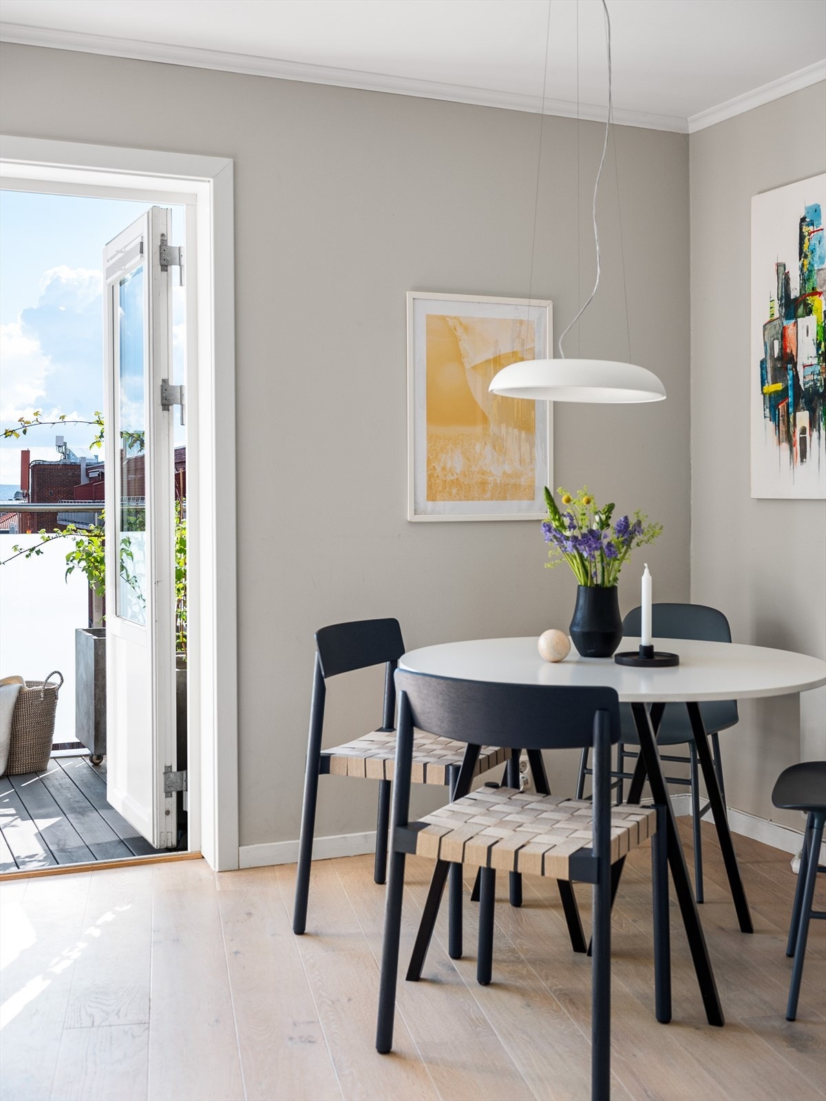 Det er god plass til spisestuebord. Galleribilde