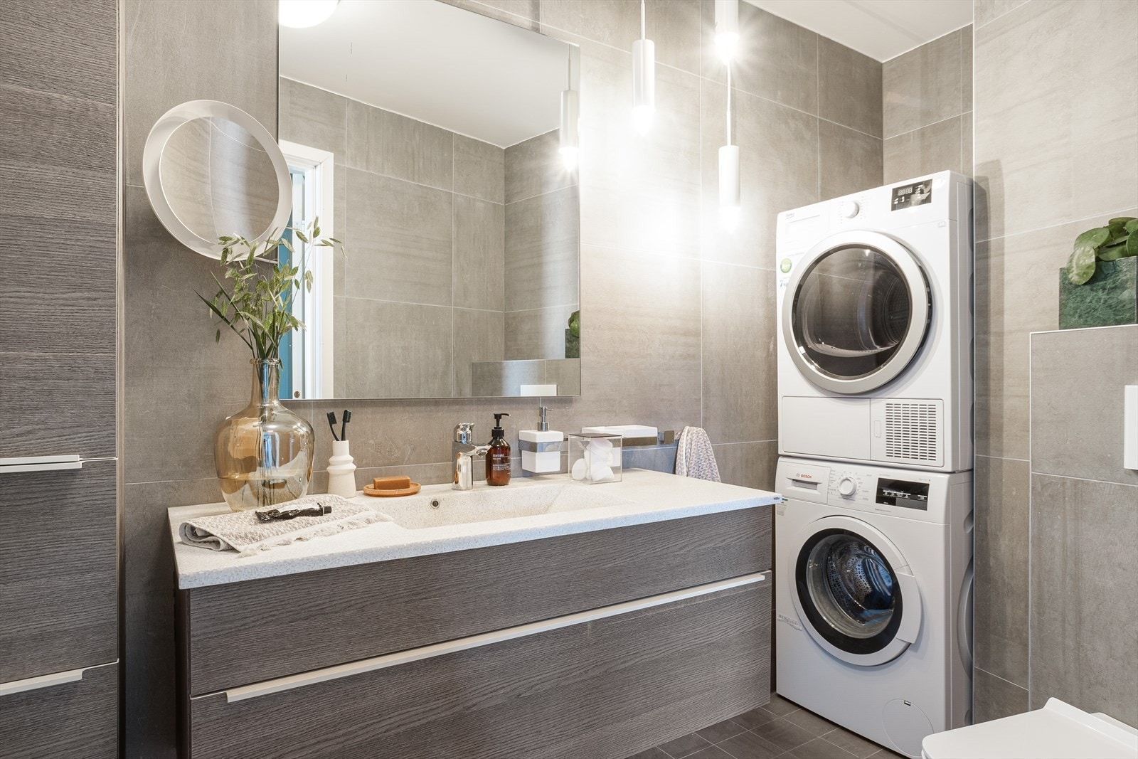 Lekkert bad med opplegg for vaskemaskin og tørketrommel. Galleribilde