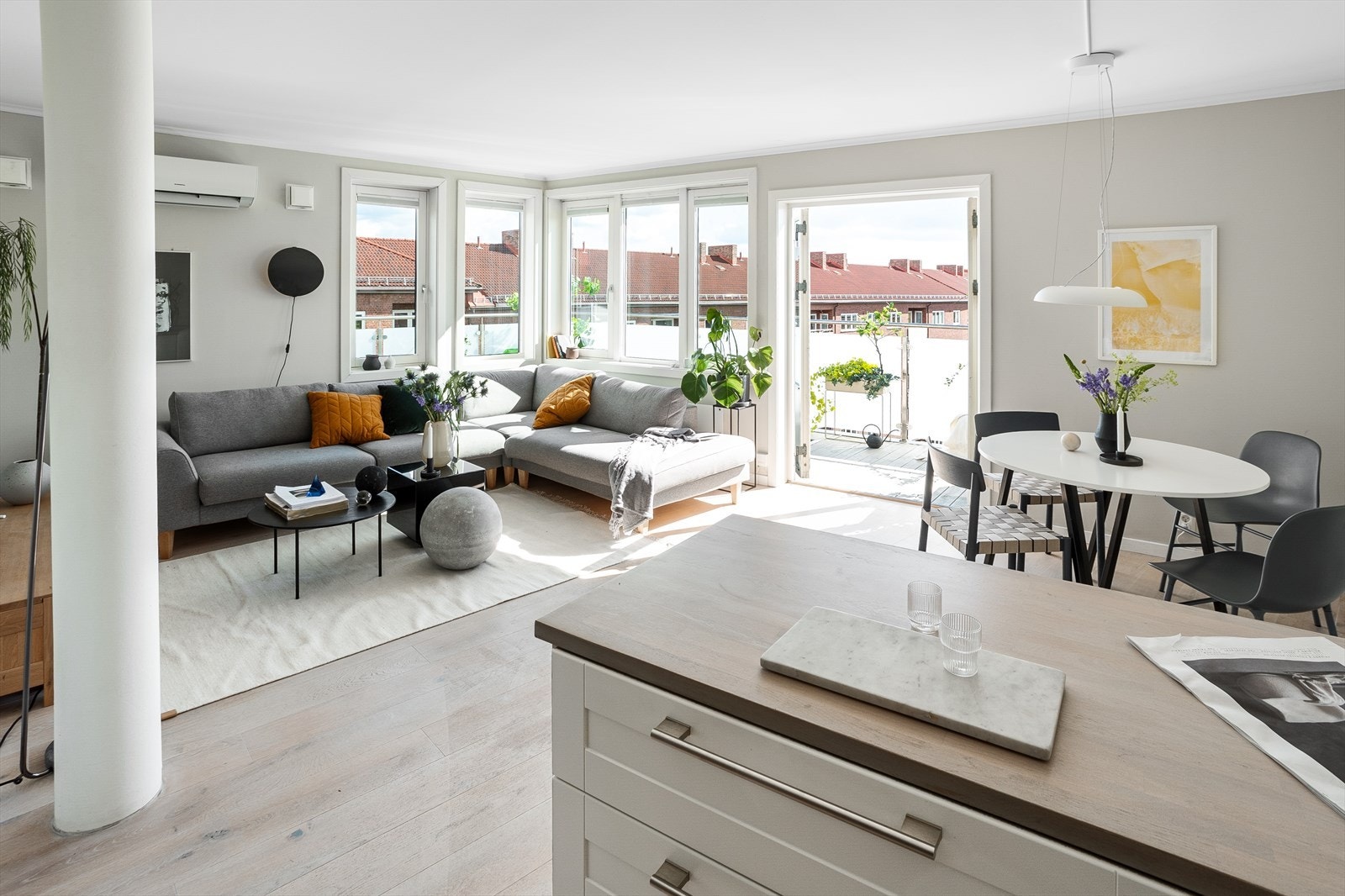 Det er en flott åpen stue/kjøkken løsning. Galleribilde