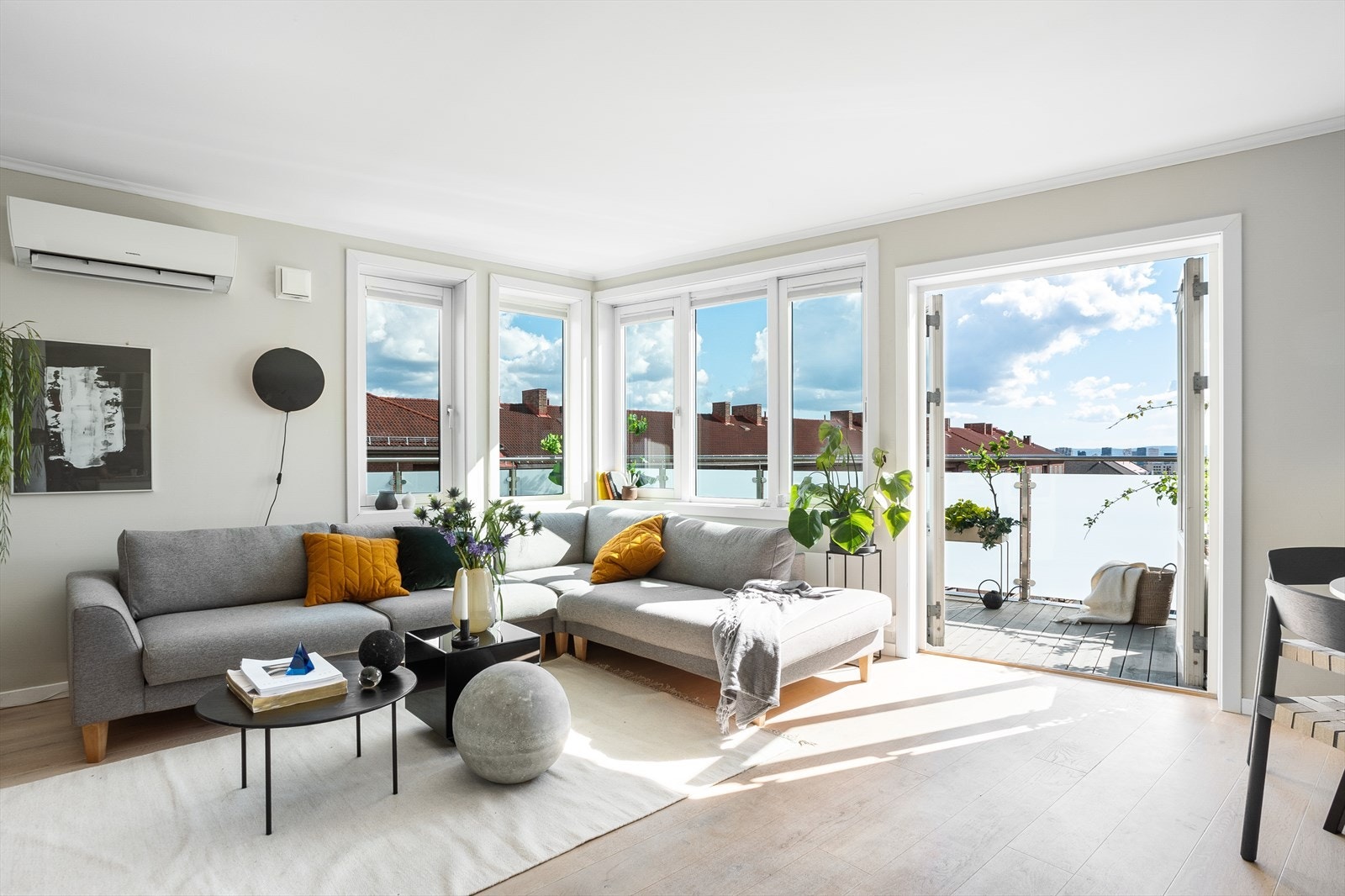 Leiligheten har god planløsning og byr på flere innredningsmuligheter, stue med utgang til privat takterrasse! Galleribilde