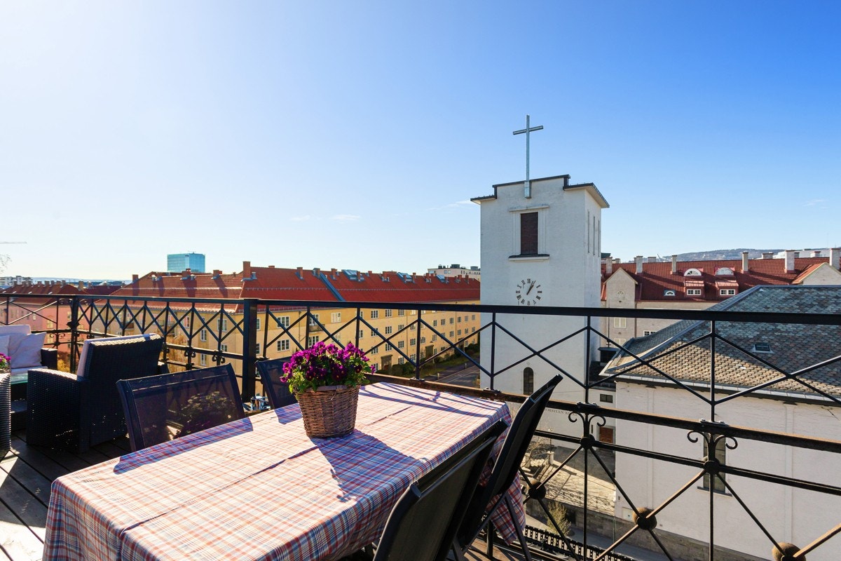 Virkelig en av få. Fantastisk takterrasse (15m2), og unik kvalitet på 2-roms leilighet i hjertet av Oslo. Galleribilde