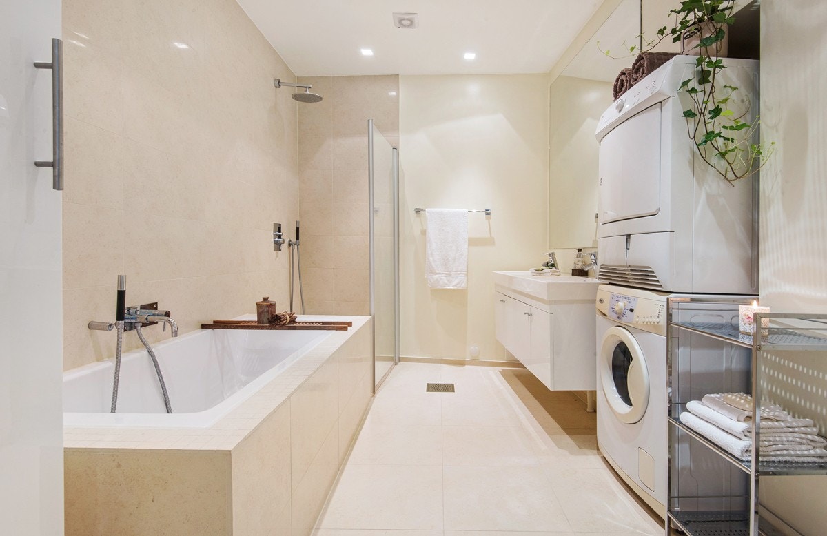 Delikat og stort en-suite baderom i tilknytning til hovedsoverom Galleribilde