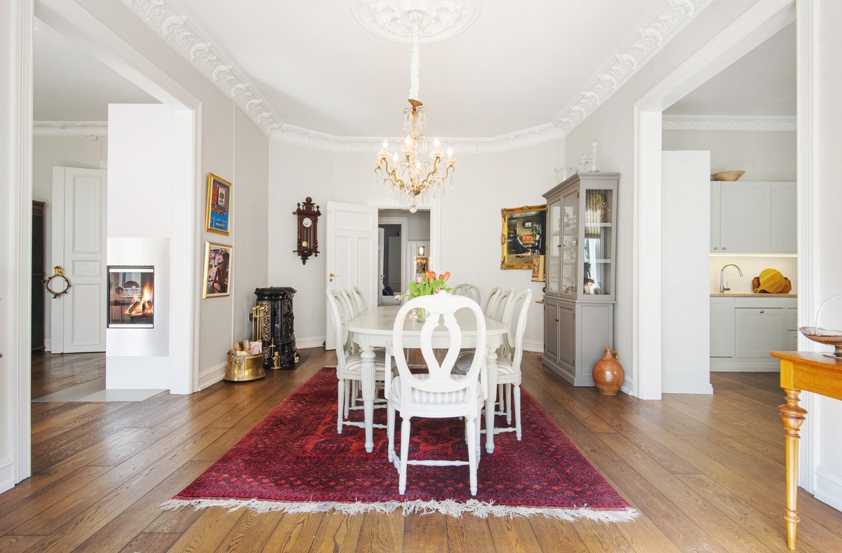 Spisestuen er naturlig plassert mellom hverdagsstue og kjøkken Galleribilde