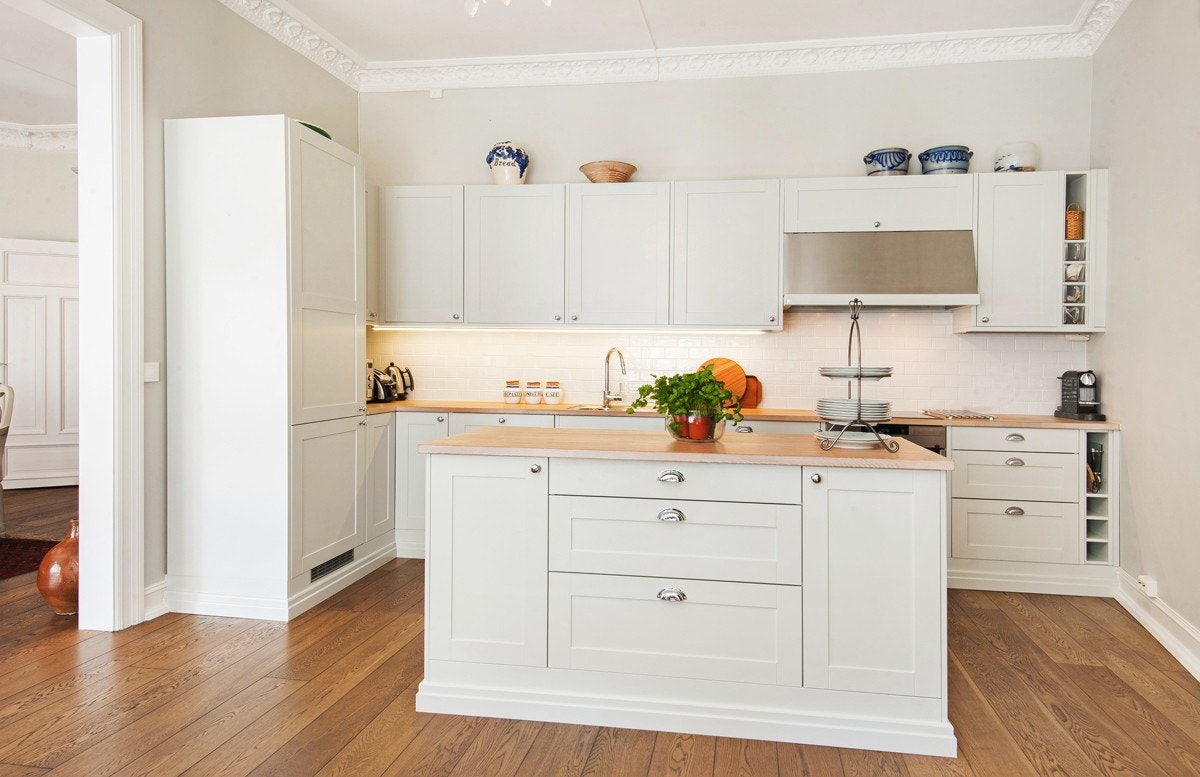 Kjøkkenet er velutstyrt, og det er godt med skap -og benkeplass. Kjøkkenøy gir rommet en naturlig avgrensning og byr på ytterligere skapplass Galleribilde