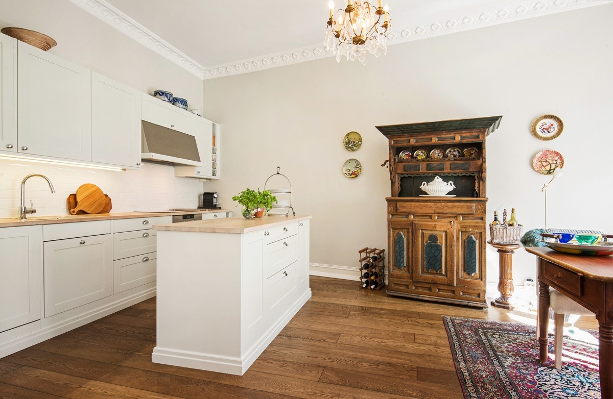 Stort separat kjøkken med klassisk innredning fra Sigdal Galleribilde