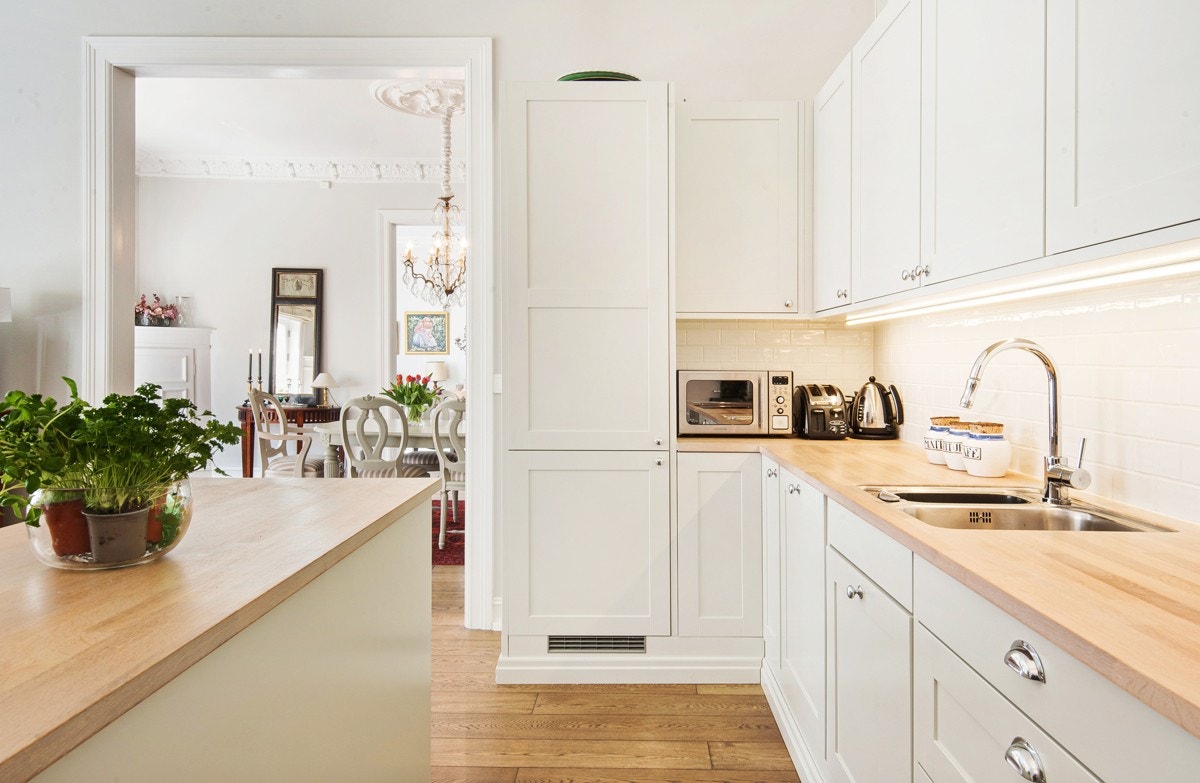 Benkeplater i heltre eik med nedfelt oppvaskkum. Integrerte hvitevarer medfølger Galleribilde