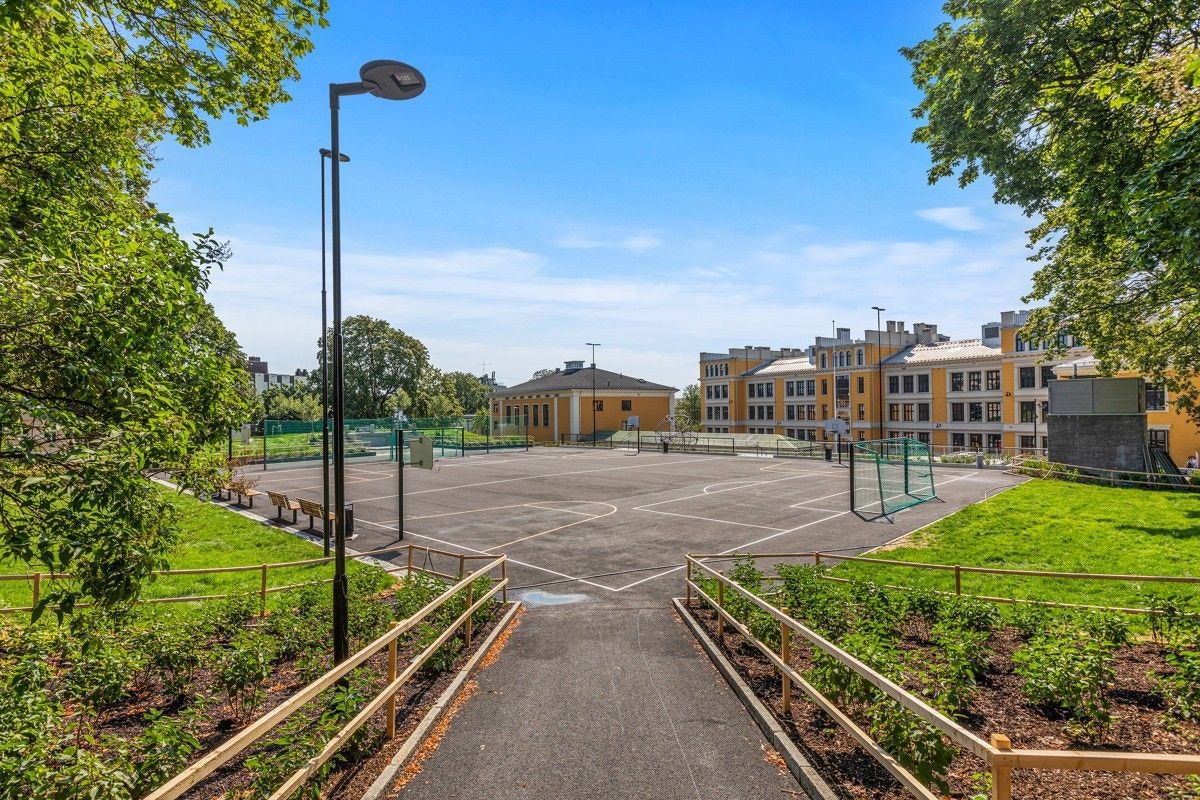 Fotball- og basketballbane i nabogaten Galleribilde