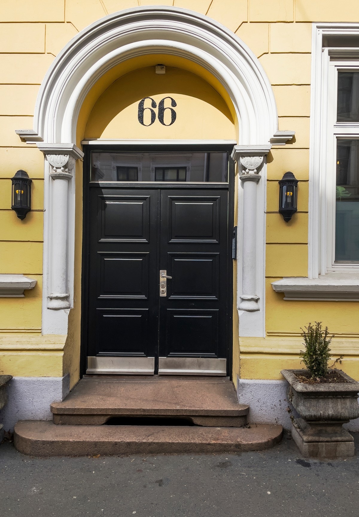 Bygården har et representabelt inngangspart med adkomst fra Niels Juels gate Galleribilde