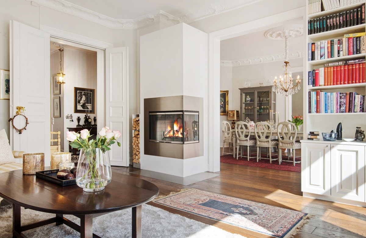 Klassisk og herskapelig Frognerleilighet som byr på vakre detaljer som stue på stue, godt bevart stukkatur/rosett og flere ildsteder Galleribilde