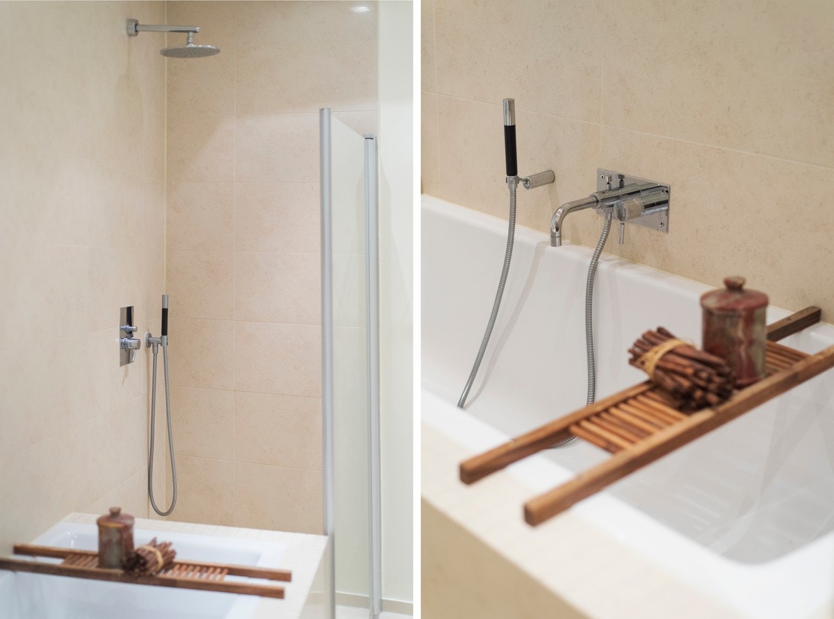 Baderommet er utstyrt med både regnfallsdusj og innfliset badekar Galleribilde