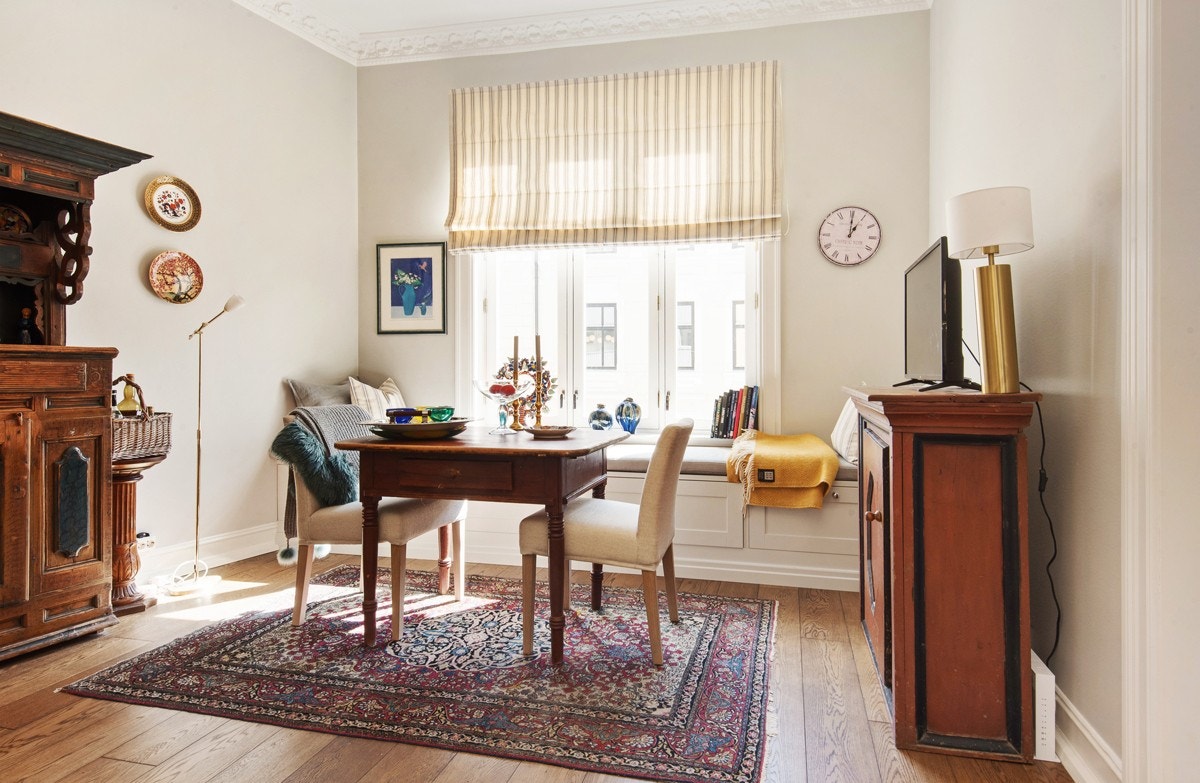 Under vinduet er det en hyggelig plassbygget sittebenk med god plass til spisebord Galleribilde