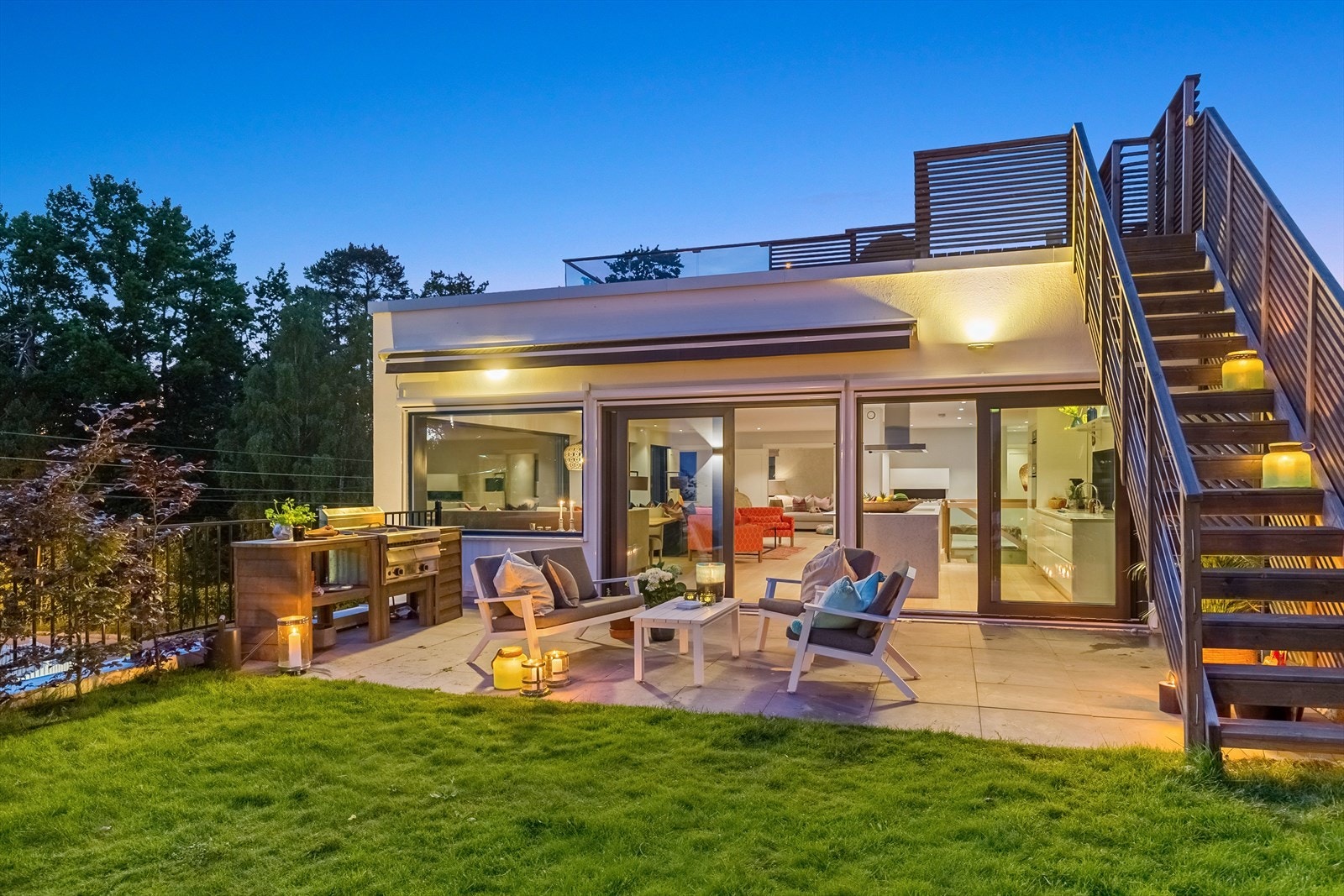 Solrik og skjermet hage med trapp opp til takterrasse. Galleribilde