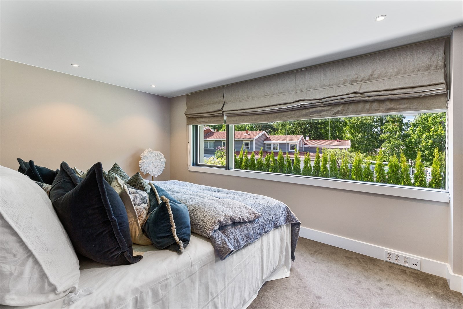 Stort soverom i underetasjen med plass til dobbeltseng. Galleribilde