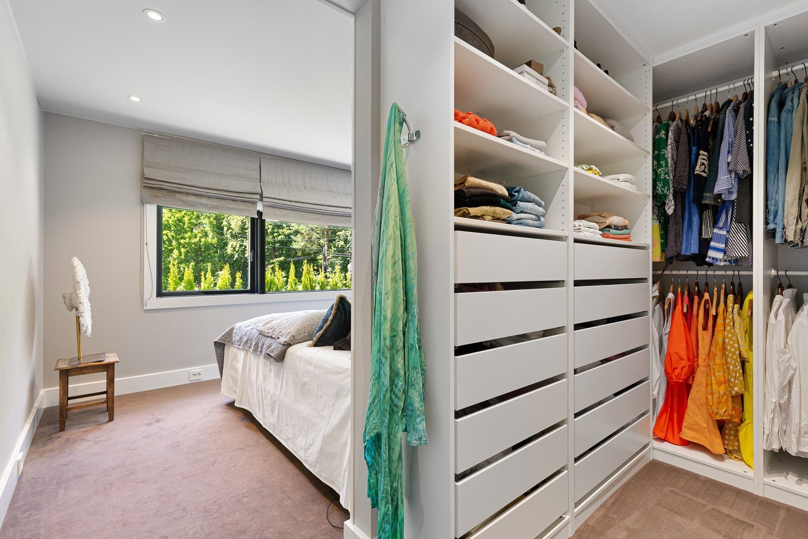 Praktisk omkledningsrom i tilknytning til soverommet. Galleribilde