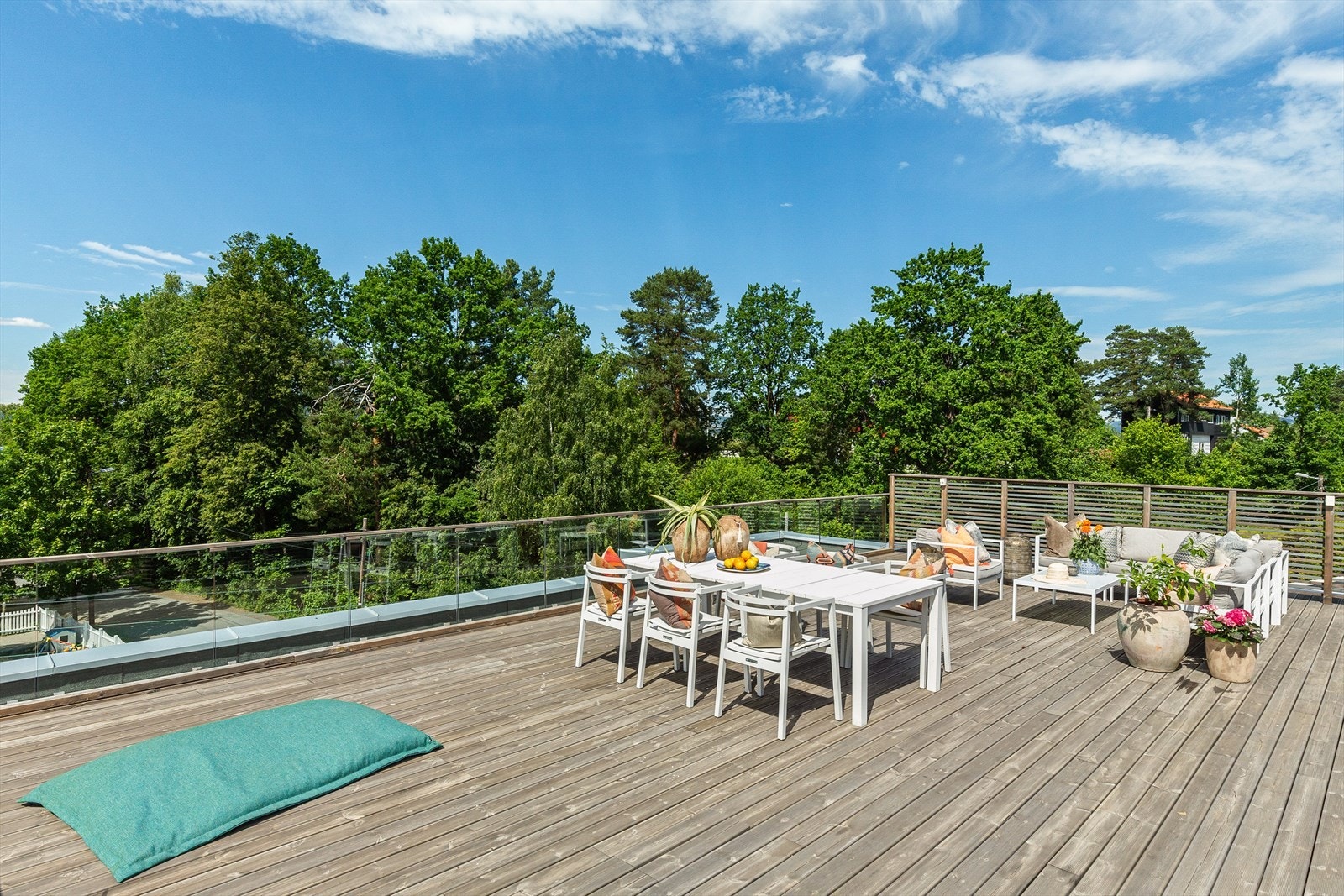 Takterrasse på hele 84 kvm med flott utsikt og svært gode solforhold. Galleribilde