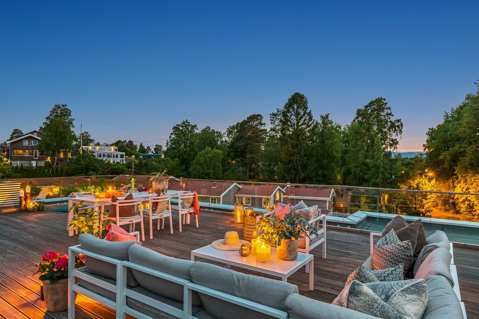 Stor takterrasse med plass til flere sittegrupper. Galleribilde