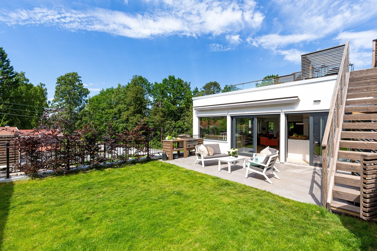 Pent opparbeidede og solrike uteplasser i attraktive omgivelser på Snarøya. Galleribilde