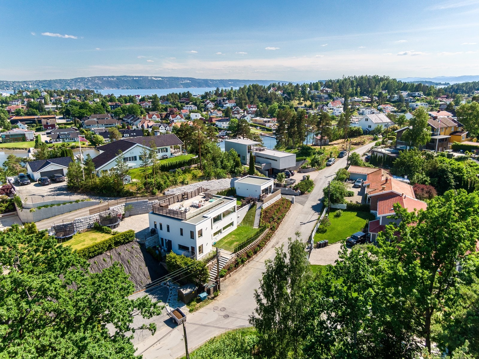 Boligen ligger i fredelige omgivelser med flotte turområder, og kort vei til sjø og badeplass. Galleribilde