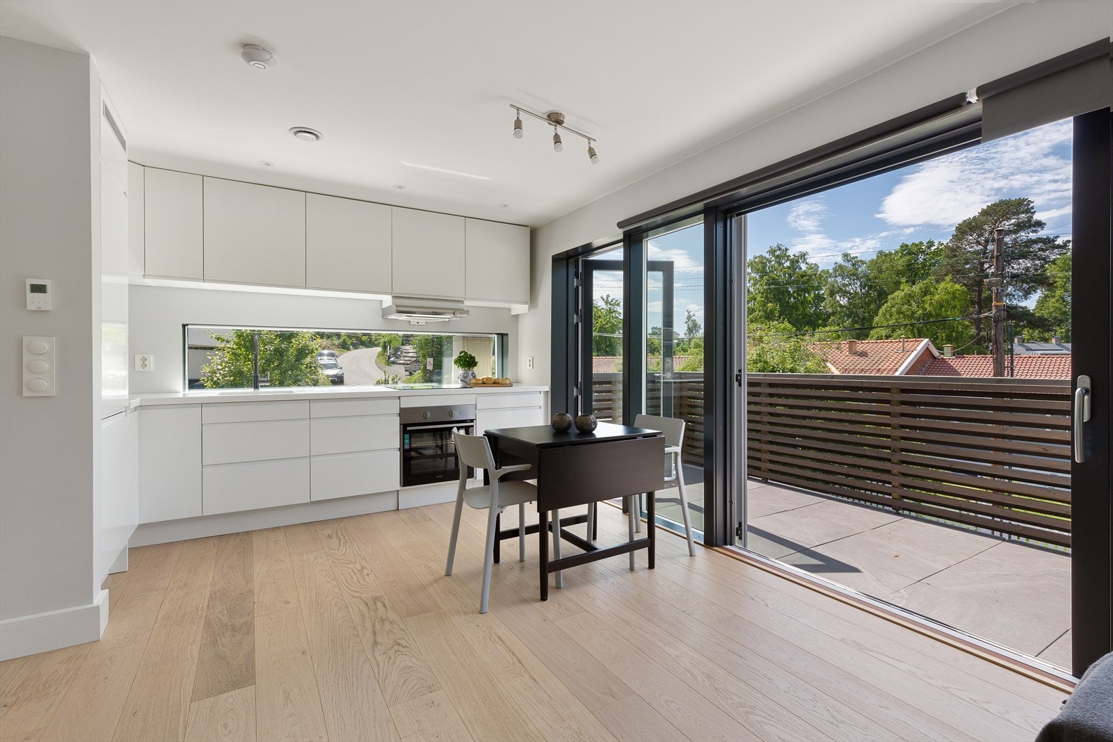 Lekkert kjøkken med spiseplass og hyggelig uteplass. Galleribilde