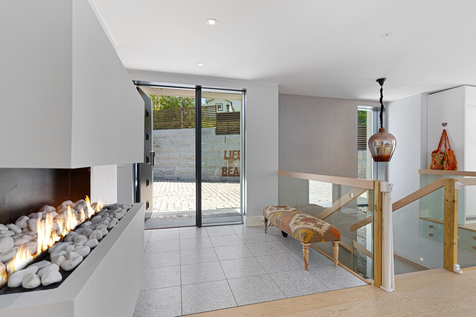 Entré/hall med stemningsfull peis. Galleribilde