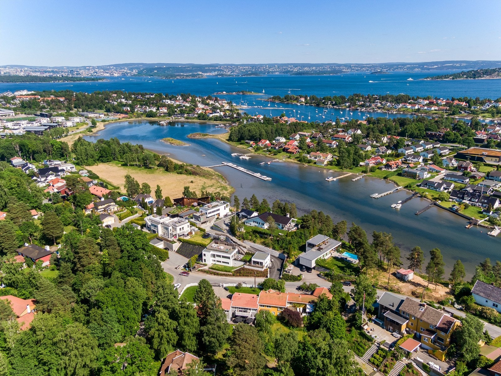 Boligen ligger i fredelige omgivelser med flotte turområder, og kort vei til sjø og badeplass. Galleribilde