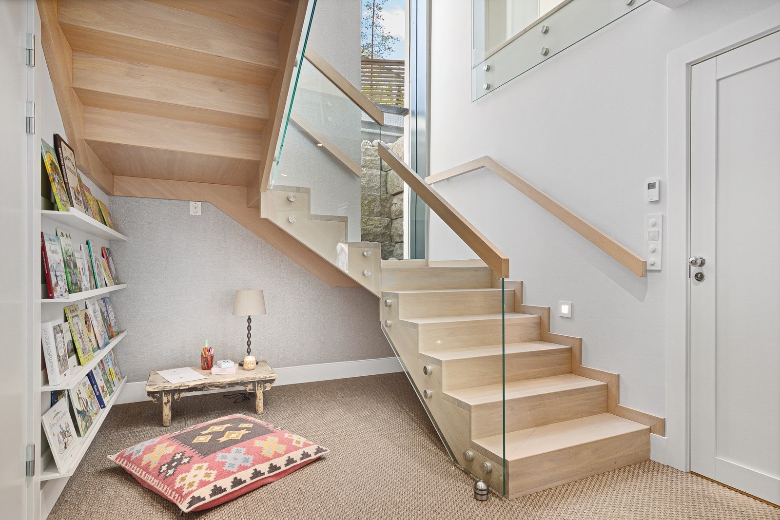 Hyggelige lesekrok under trappen. Galleribilde