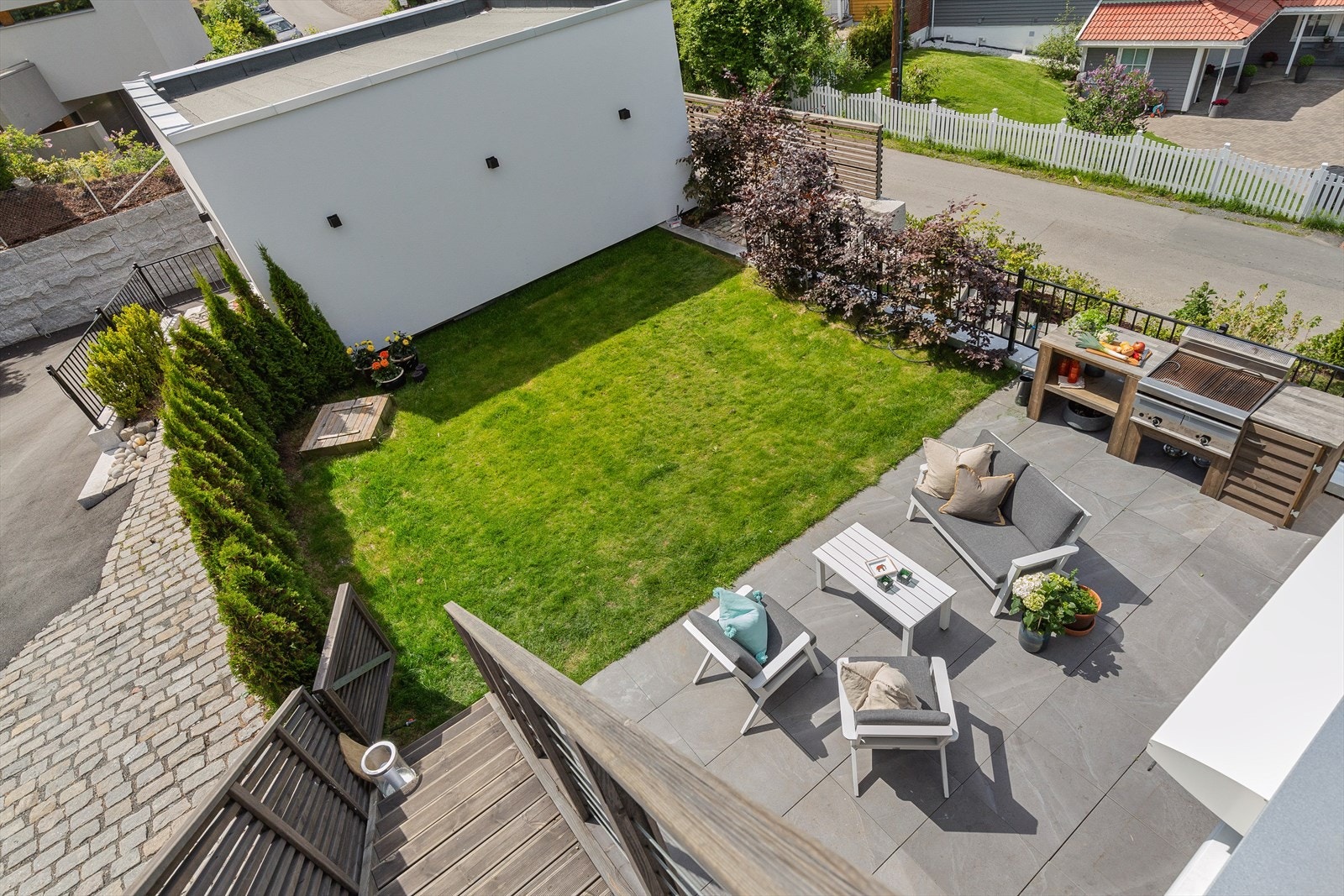 Boligen har flere flotte uteplasser på forskjellige nivåer. Galleribilde