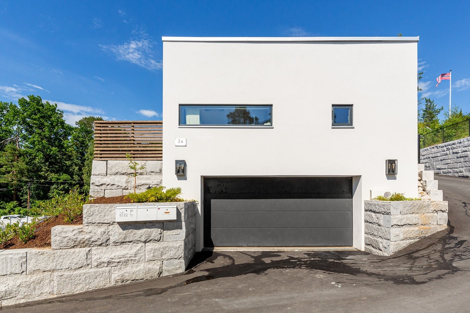 Boligen har integrert dobbelgarasje i underetasjen. Galleribilde