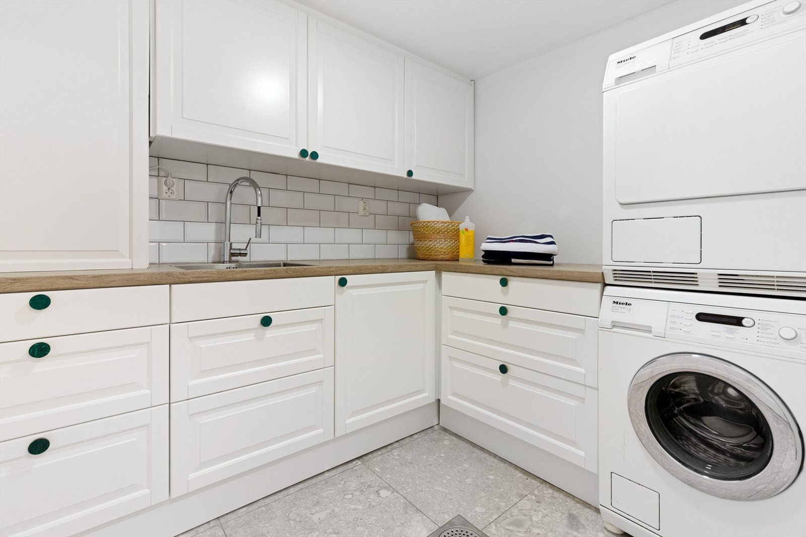 Stort og praktisk vaskerom i underetasjen. Galleribilde