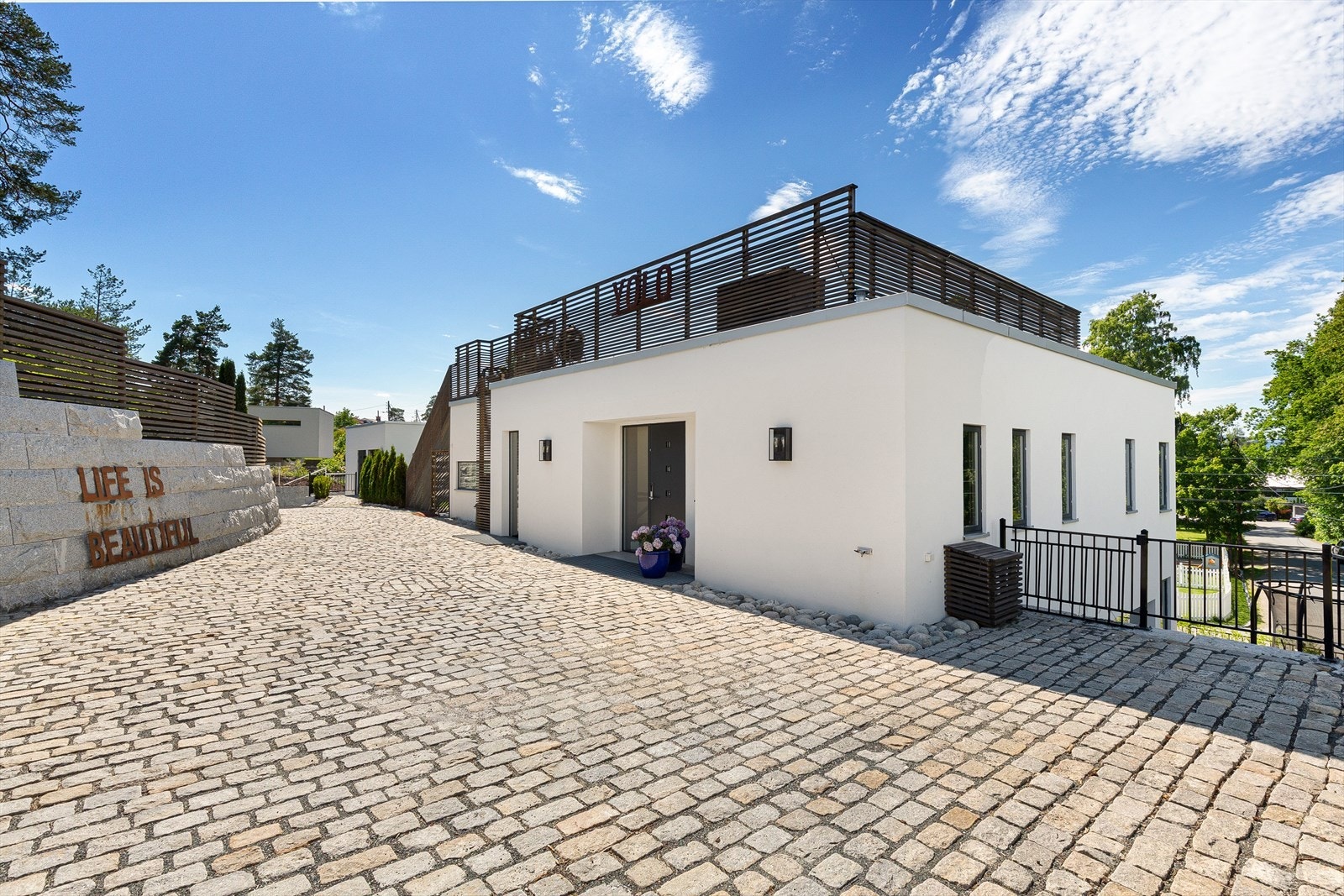 Steinbelagt gårdsplass med god plass til flere biler. Galleribilde